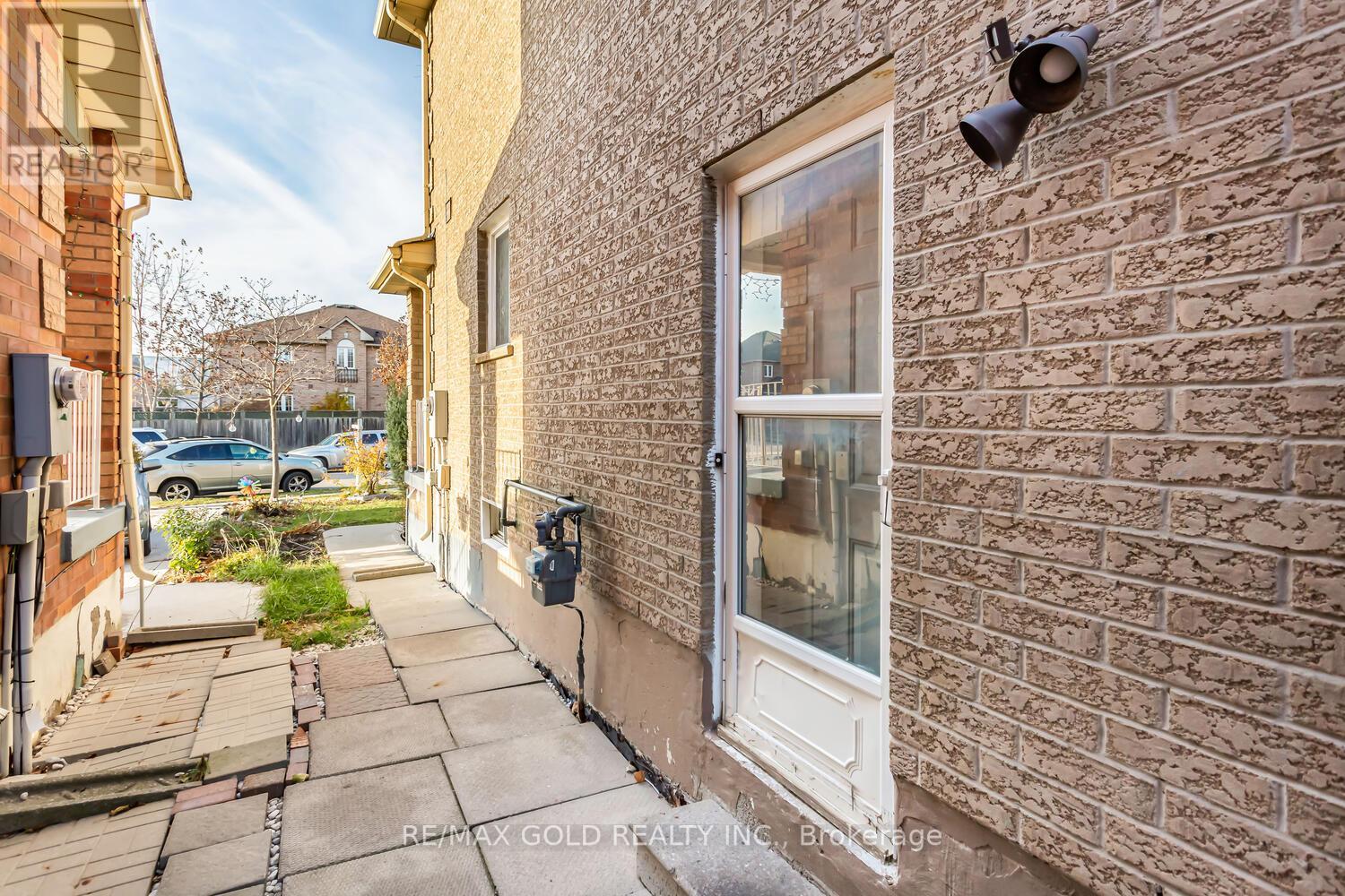 92 TESSLER CRES