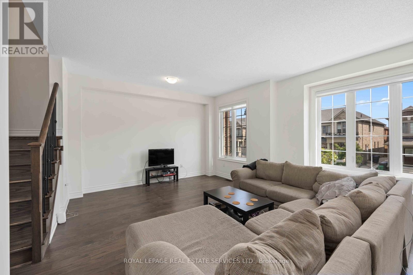 20 BRUSHWOOD DR