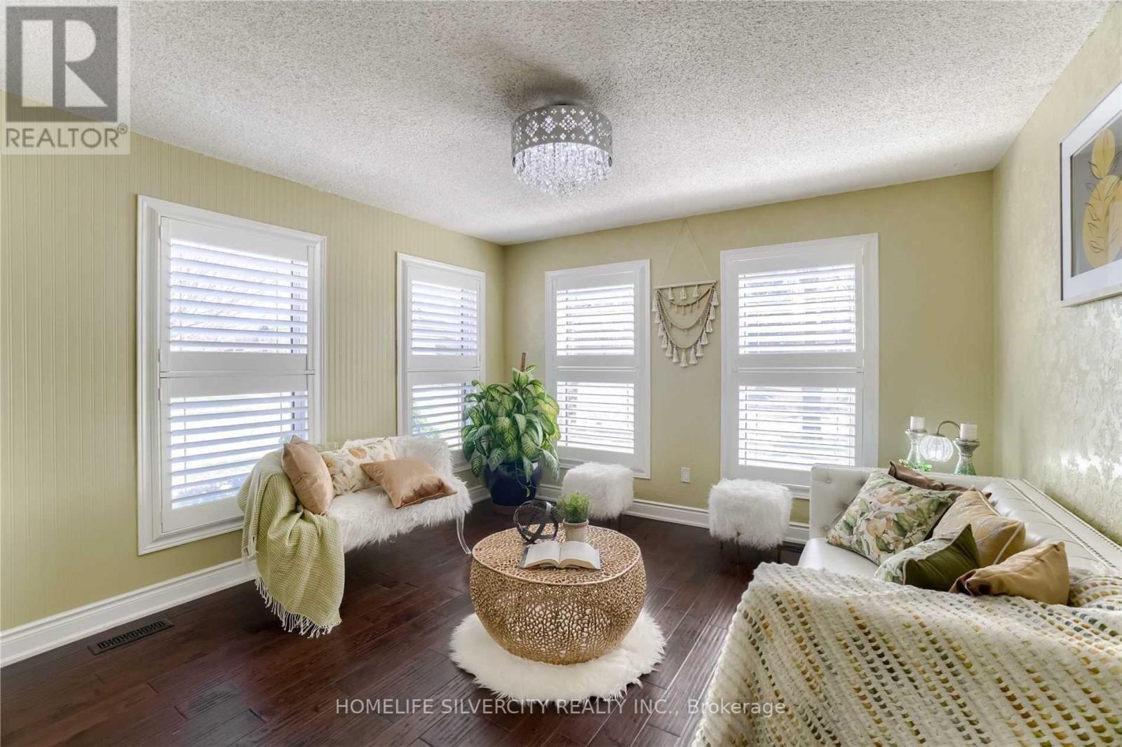 228 FERNFOREST DR
