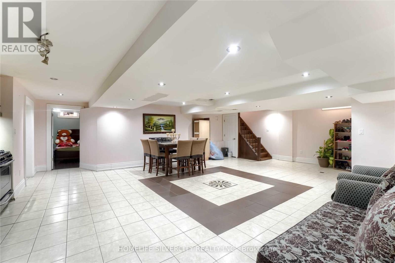 228 FERNFOREST DR