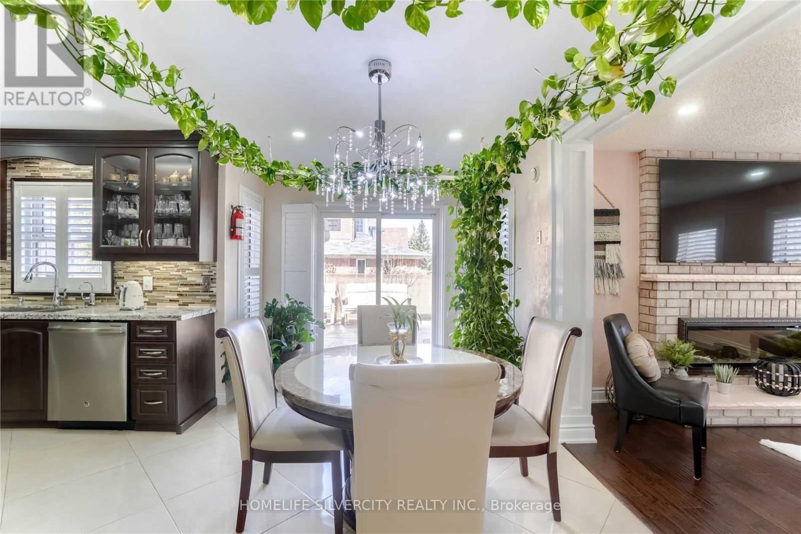 228 FERNFOREST DR