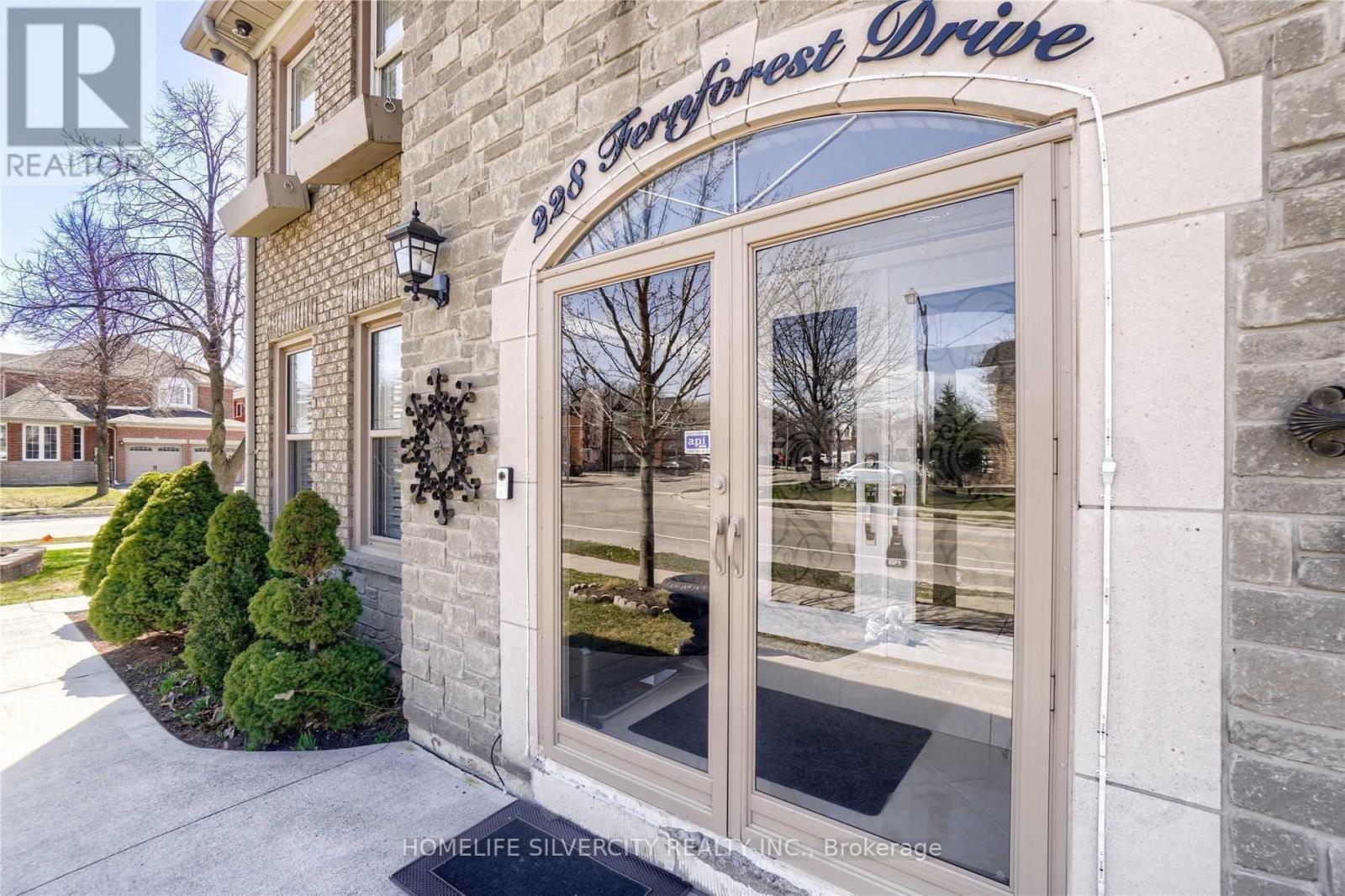 228 FERNFOREST DR