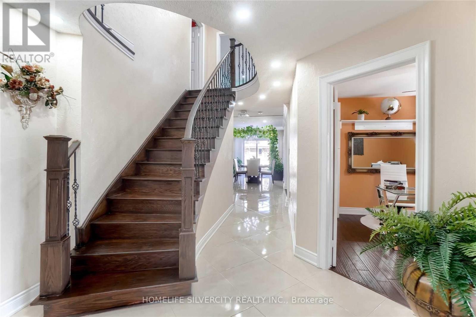 228 FERNFOREST DR