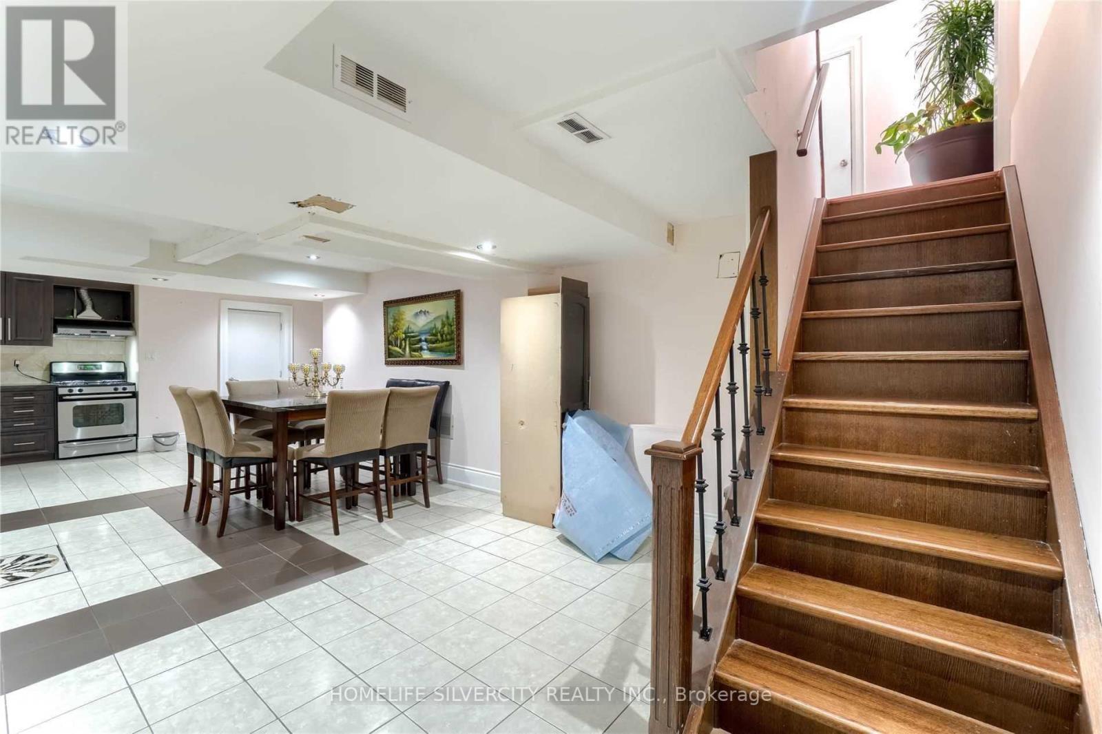 228 FERNFOREST DR