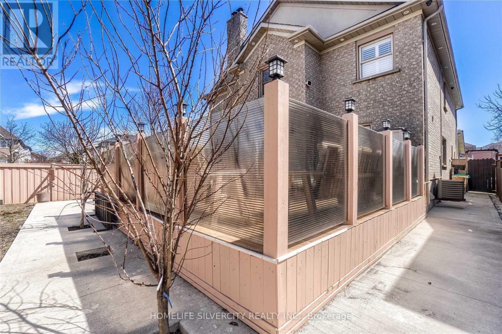 228 FERNFOREST DR