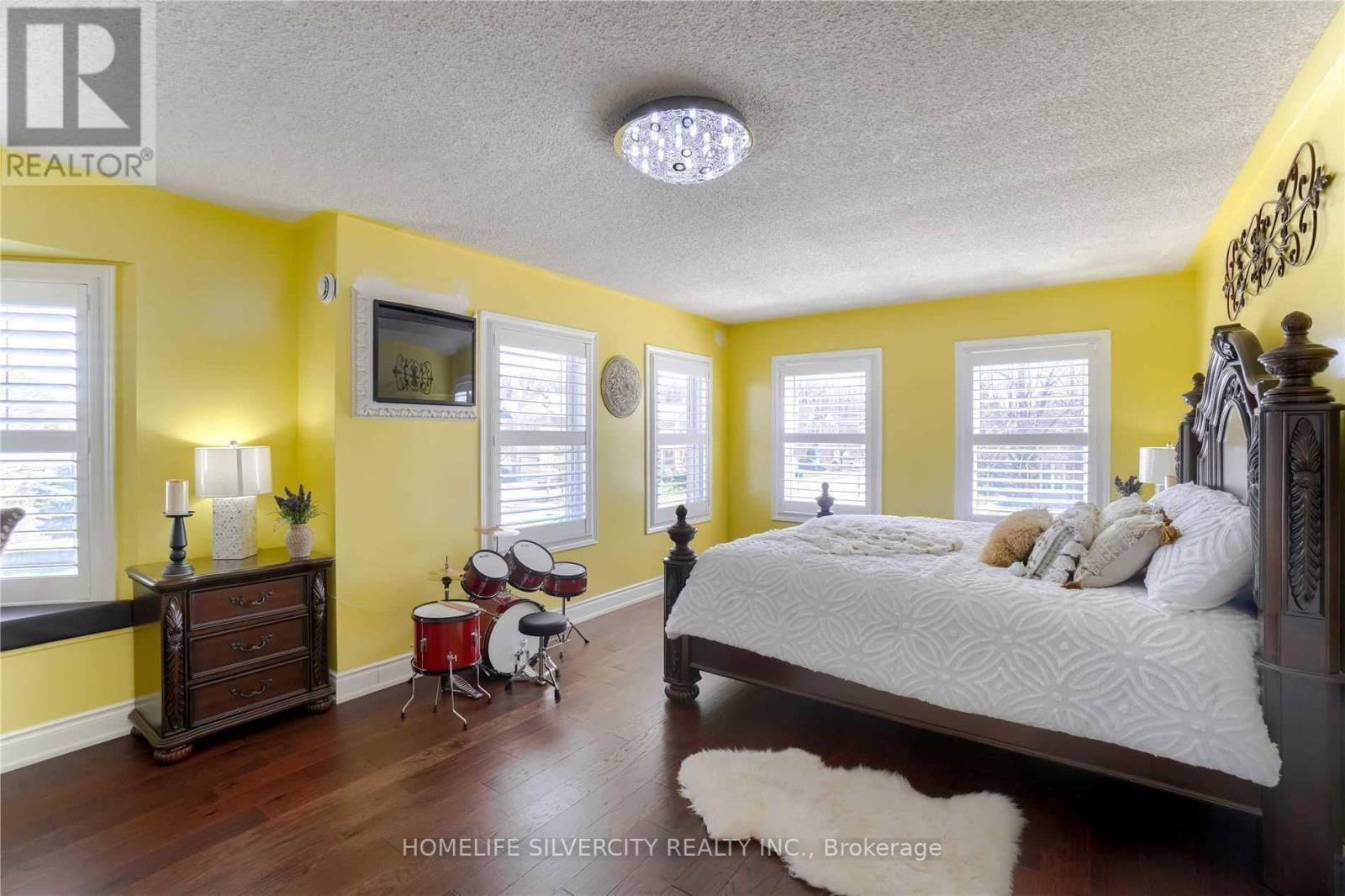 228 FERNFOREST DR