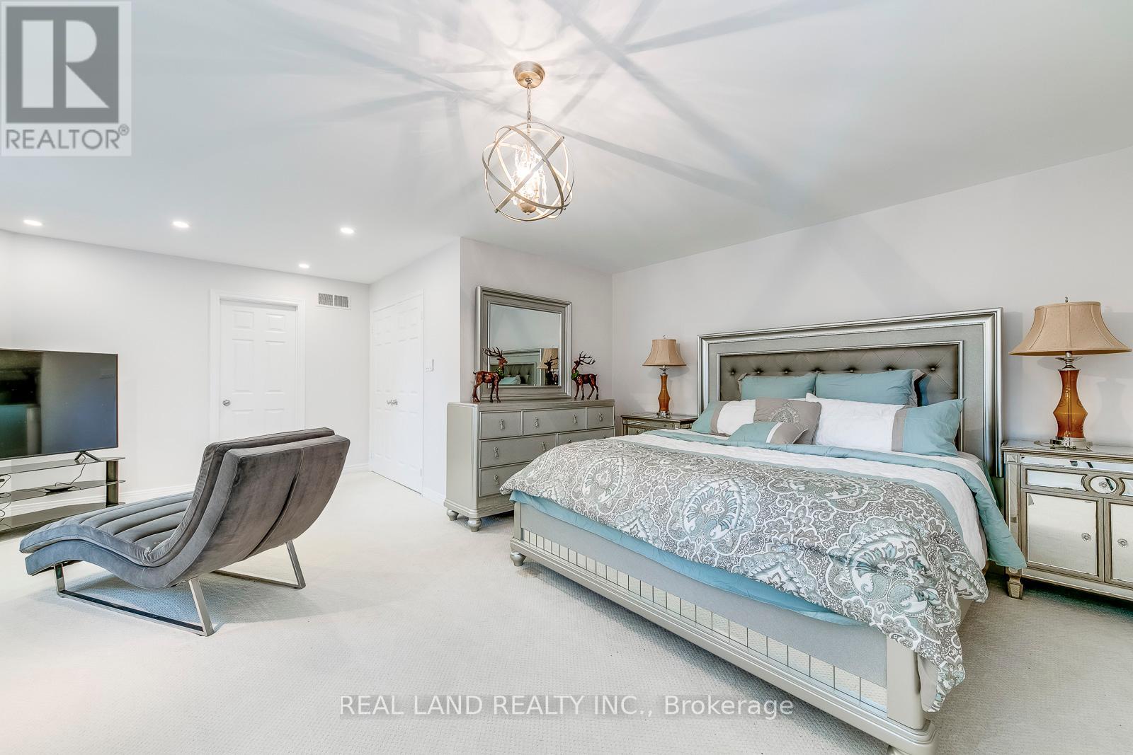 341 ACACIA CRT
