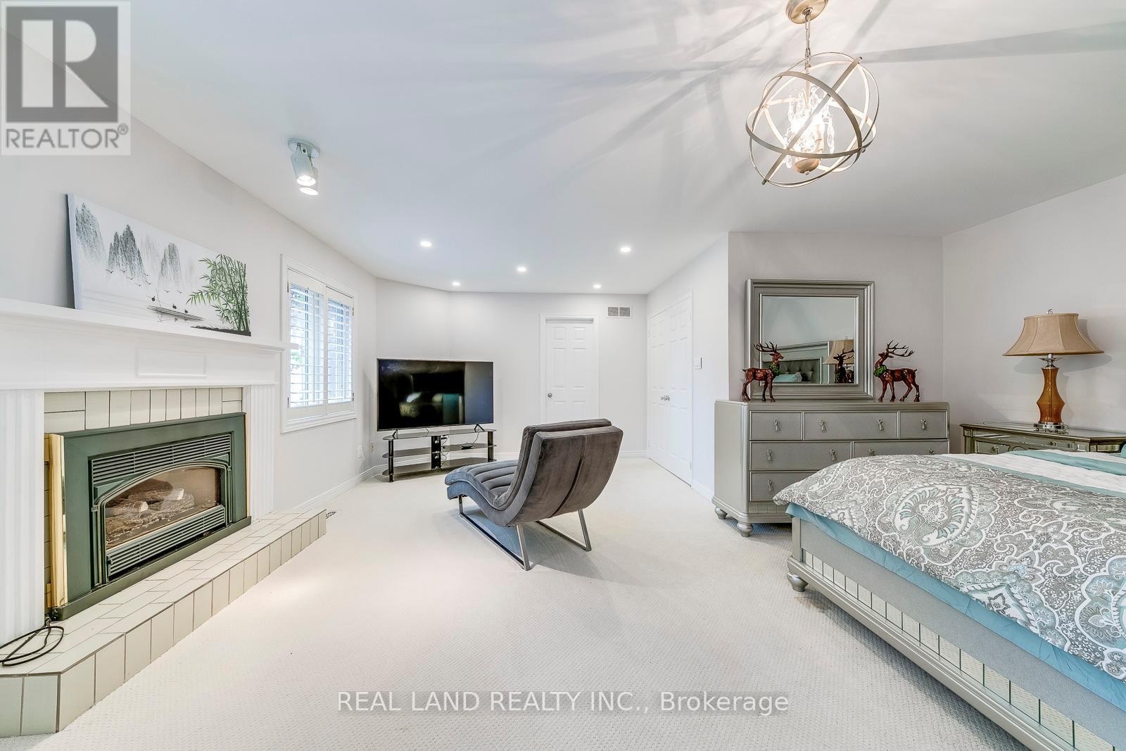 341 ACACIA CRT