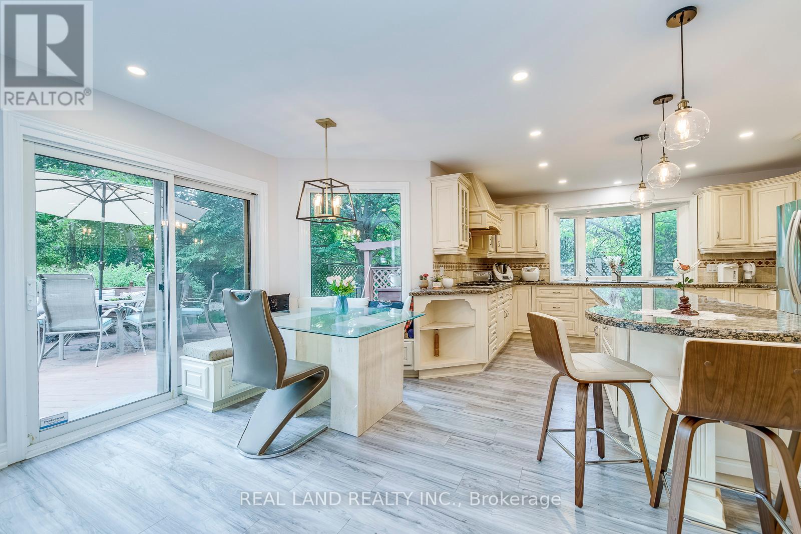 341 ACACIA CRT