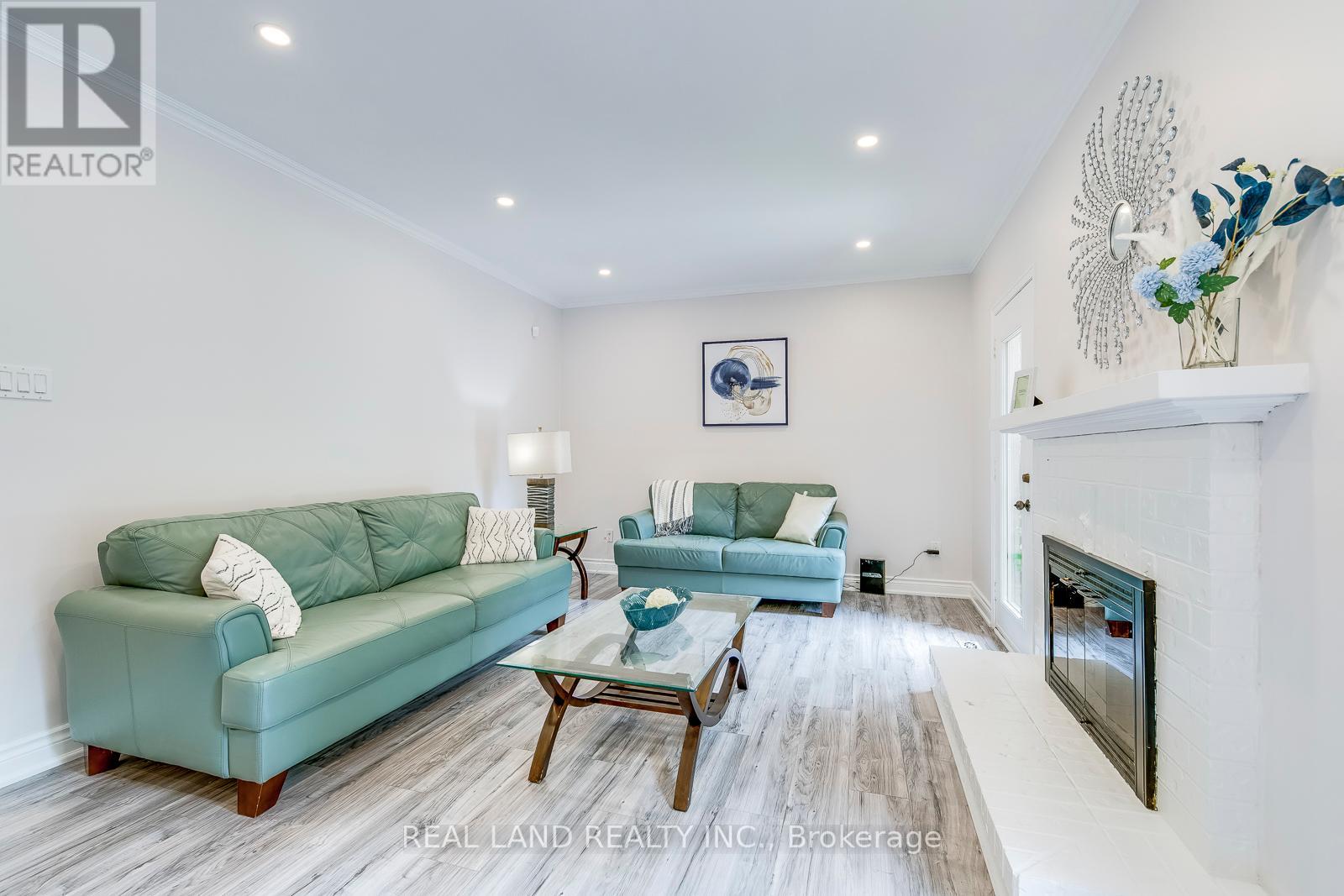 341 ACACIA CRT