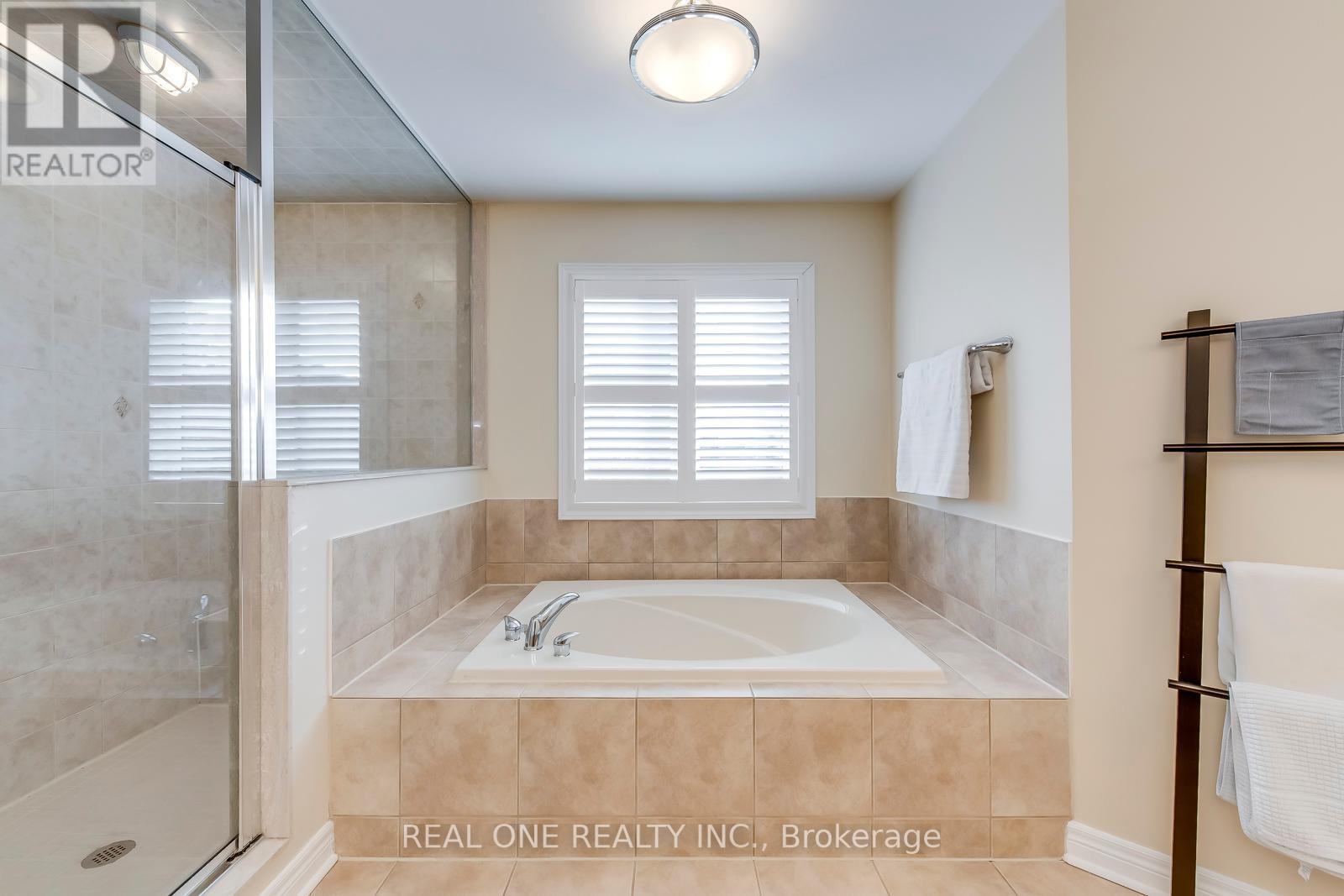 2446 BON ECHO DR