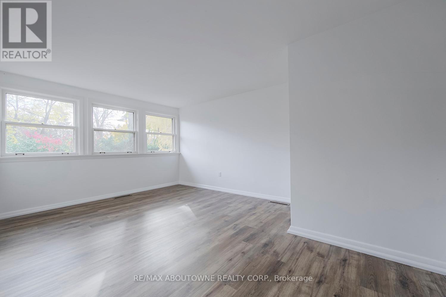 402 MACDONALD RD