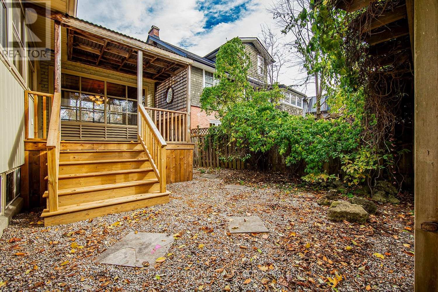 402 MACDONALD RD