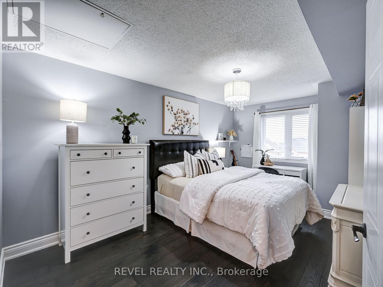 #37 -119 BRISTOL RD E, #37