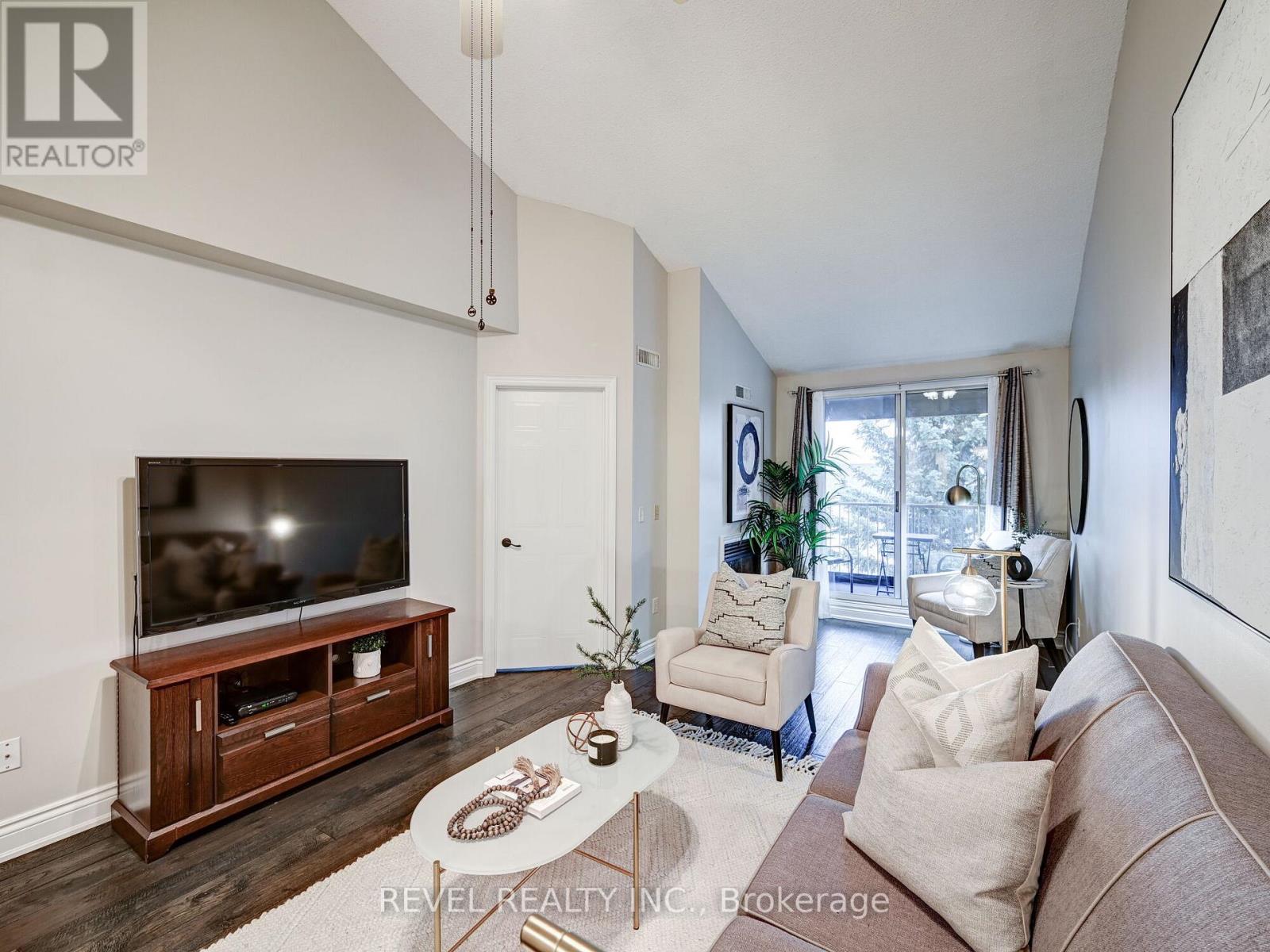 #37 -119 BRISTOL RD E, #37