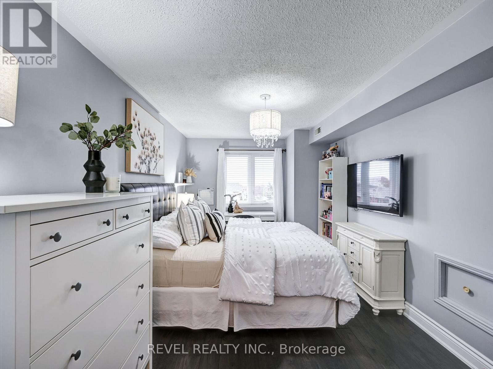 #37 -119 BRISTOL RD E, #37