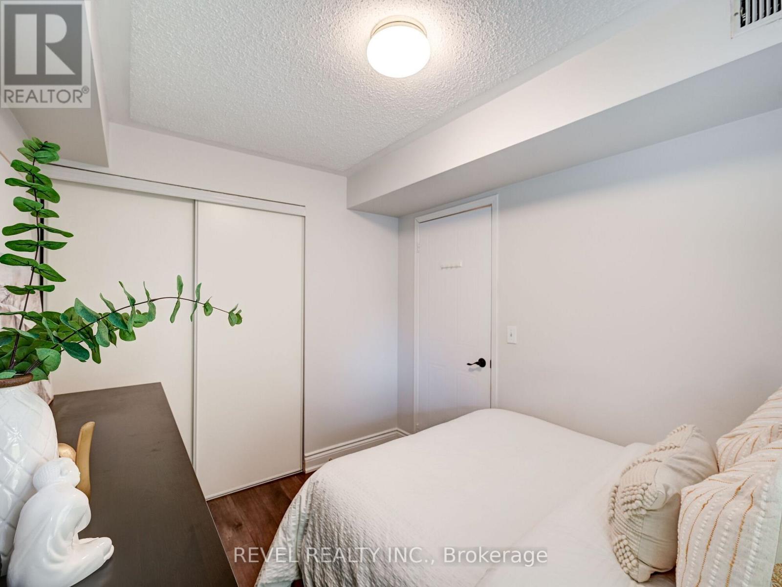 #37 -119 BRISTOL RD E, #37