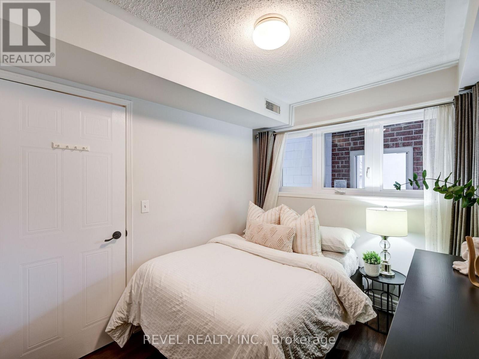 #37 -119 BRISTOL RD E, #37