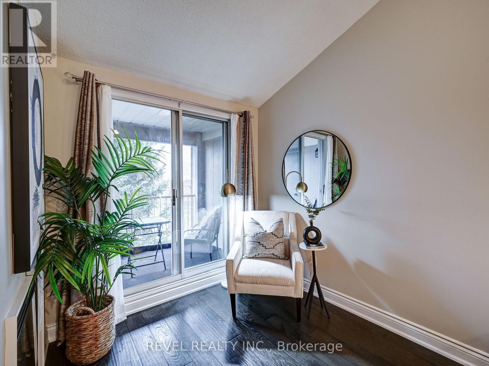 #37 -119 BRISTOL RD E, #37