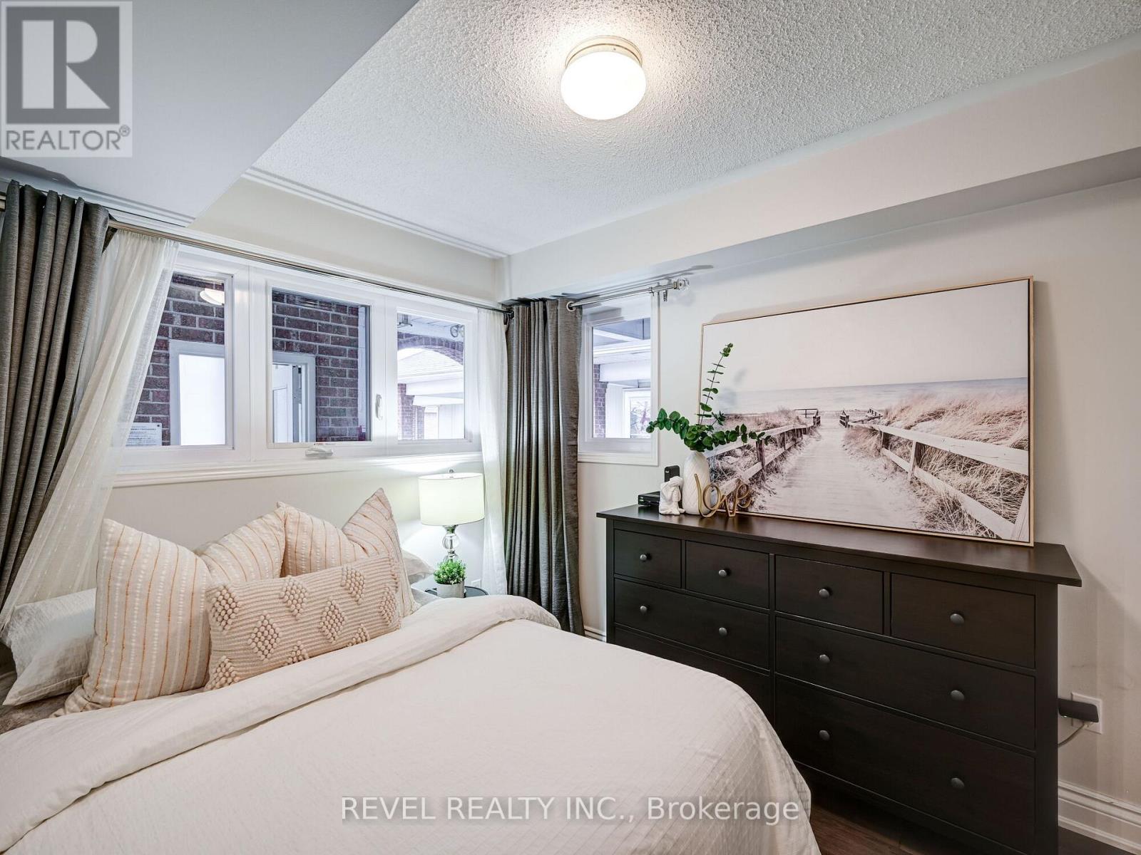 #37 -119 BRISTOL RD E, #37