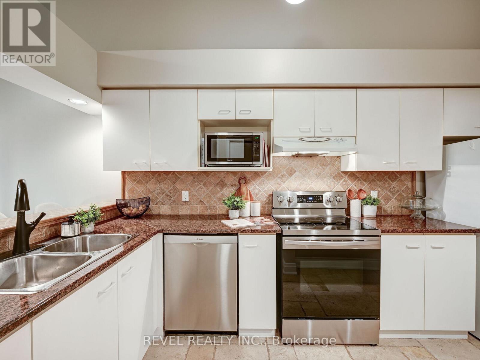 #37 -119 BRISTOL RD E, #37