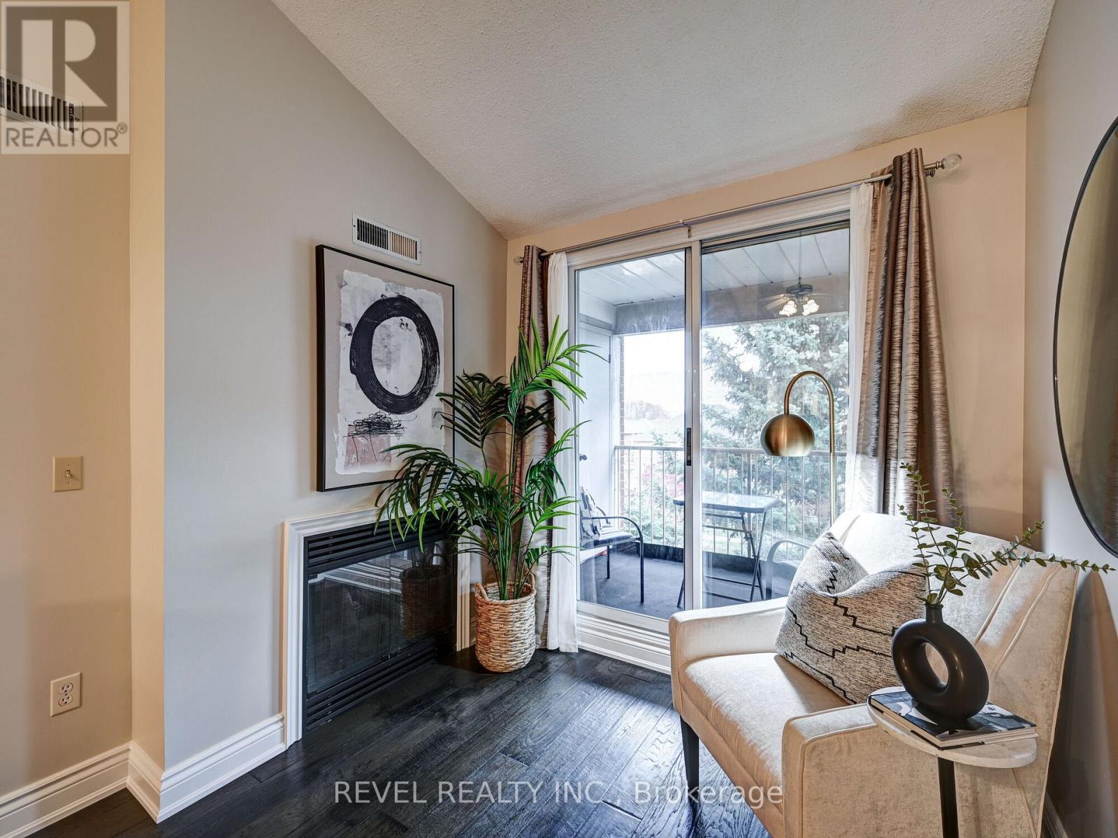 #37 -119 BRISTOL RD E, #37