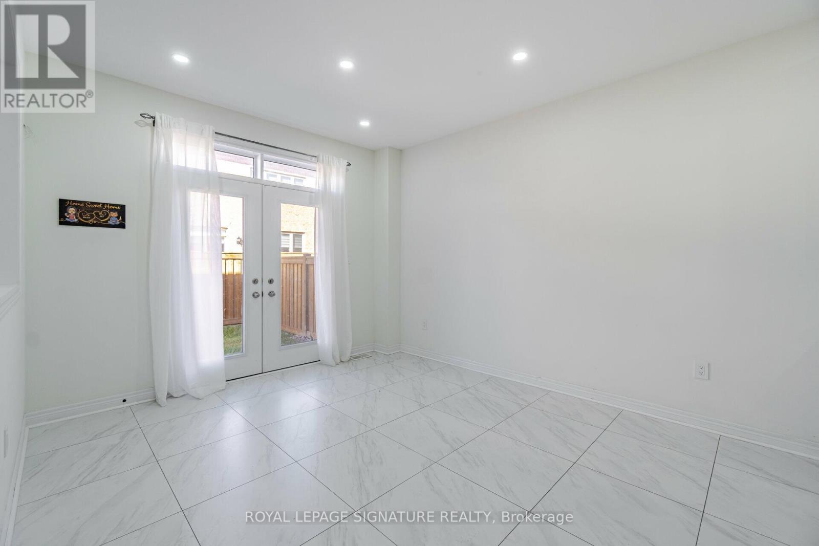 #1 -3 FARRINGDON CRES, #1