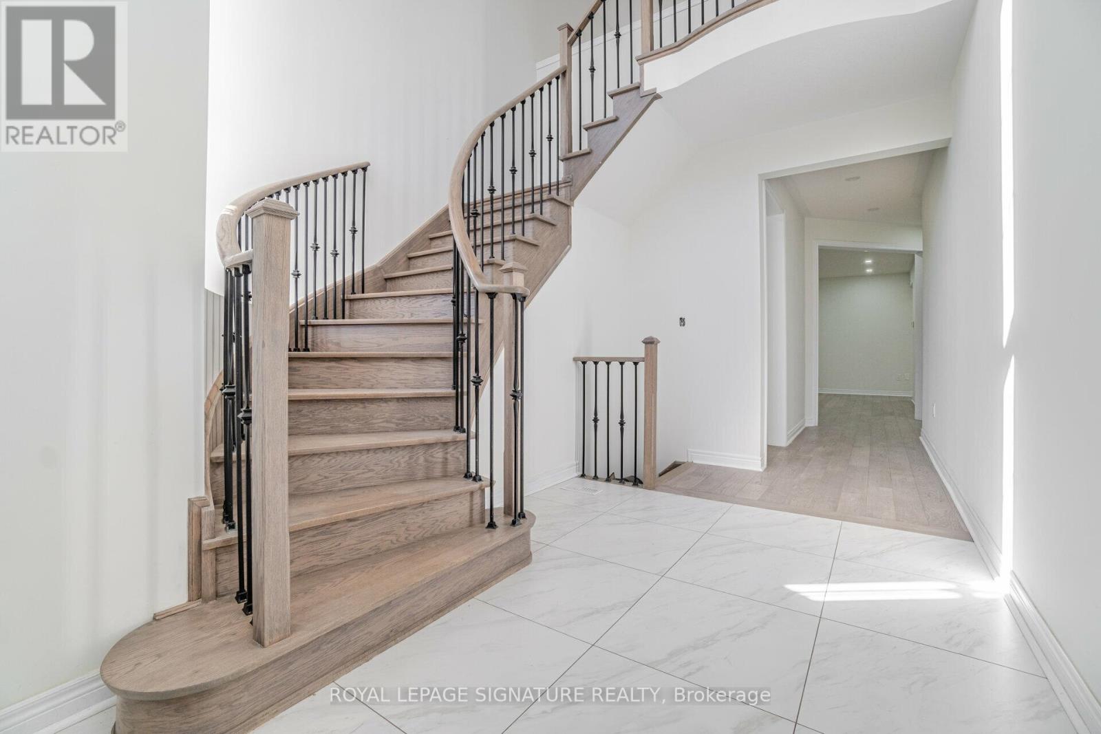 #1 -3 FARRINGDON CRES, #1