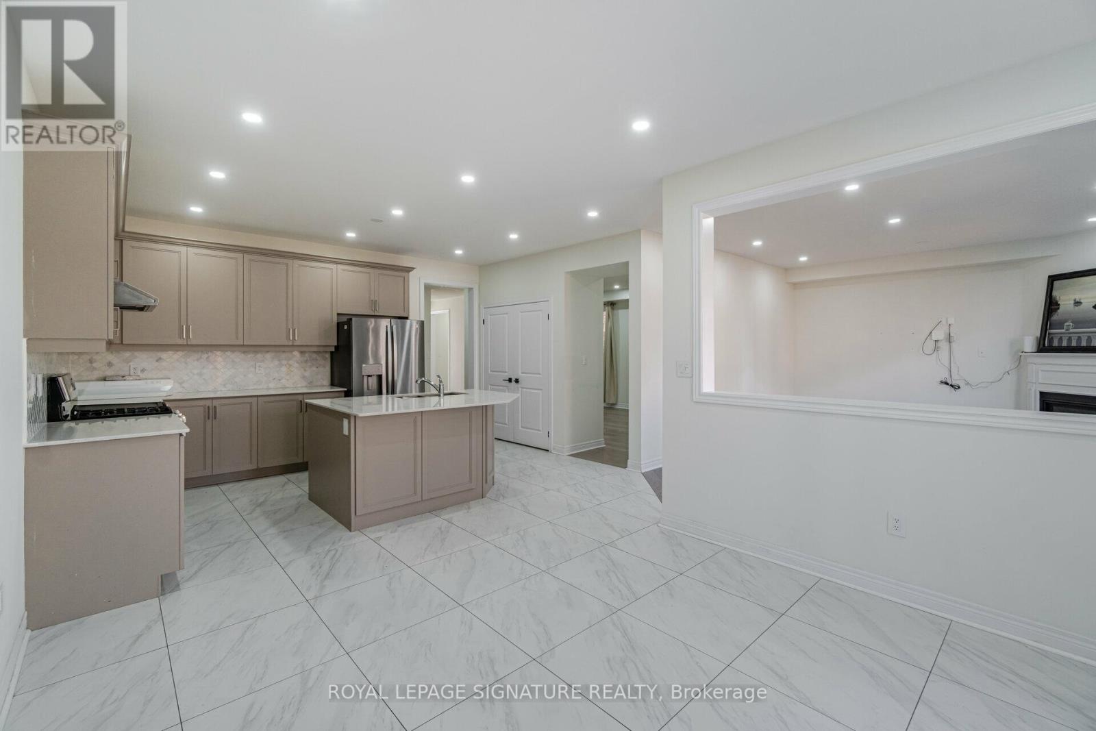 #1 -3 FARRINGDON CRES, #1