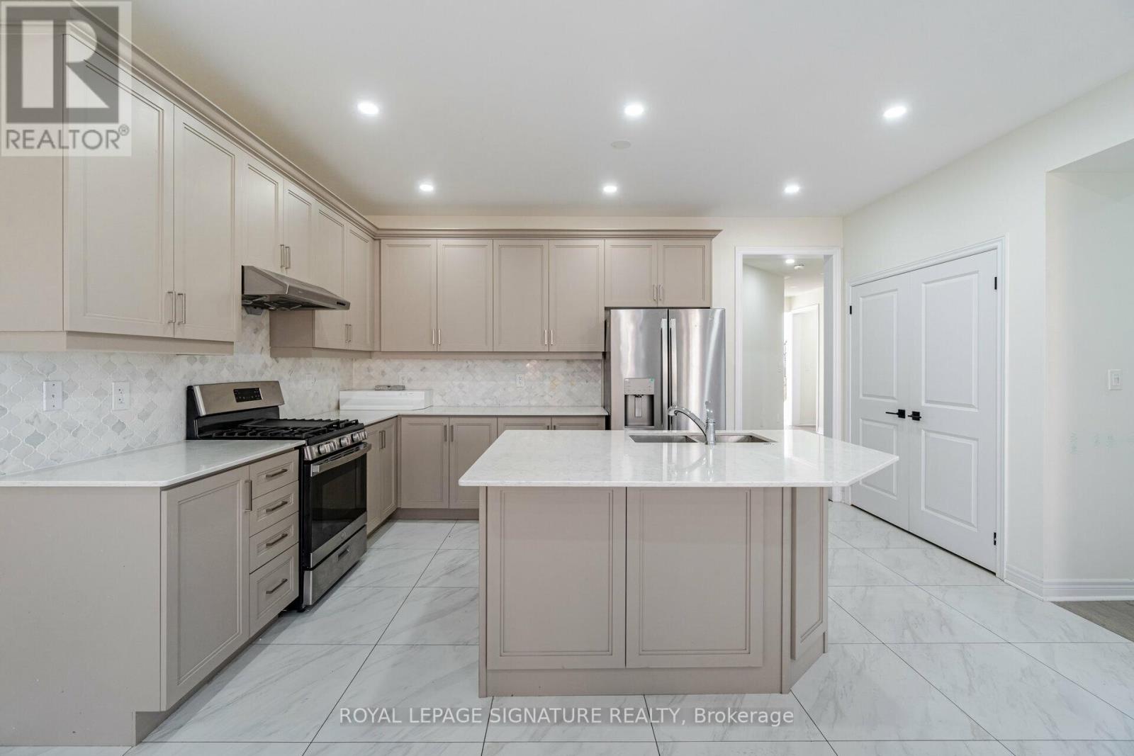 #1 -3 FARRINGDON CRES, #1