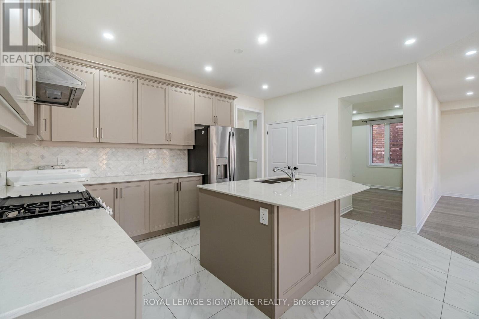 #1 -3 FARRINGDON CRES, #1
