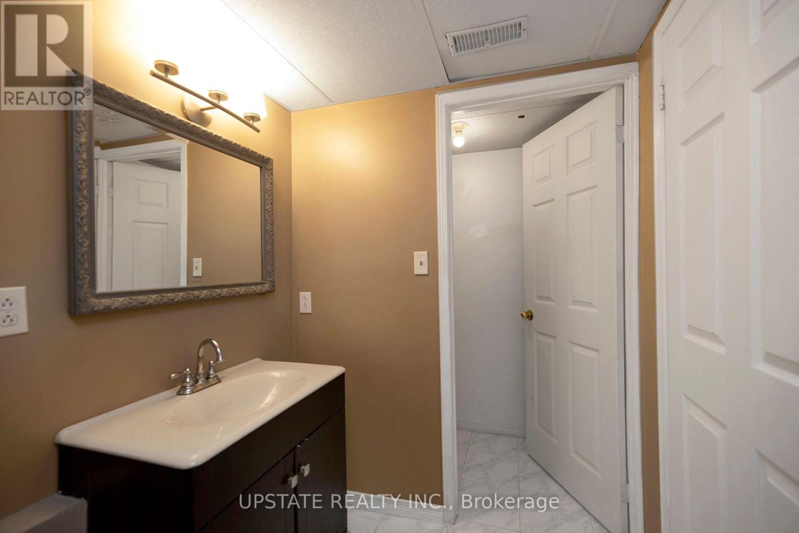 2262 YORKTOWN CIRC