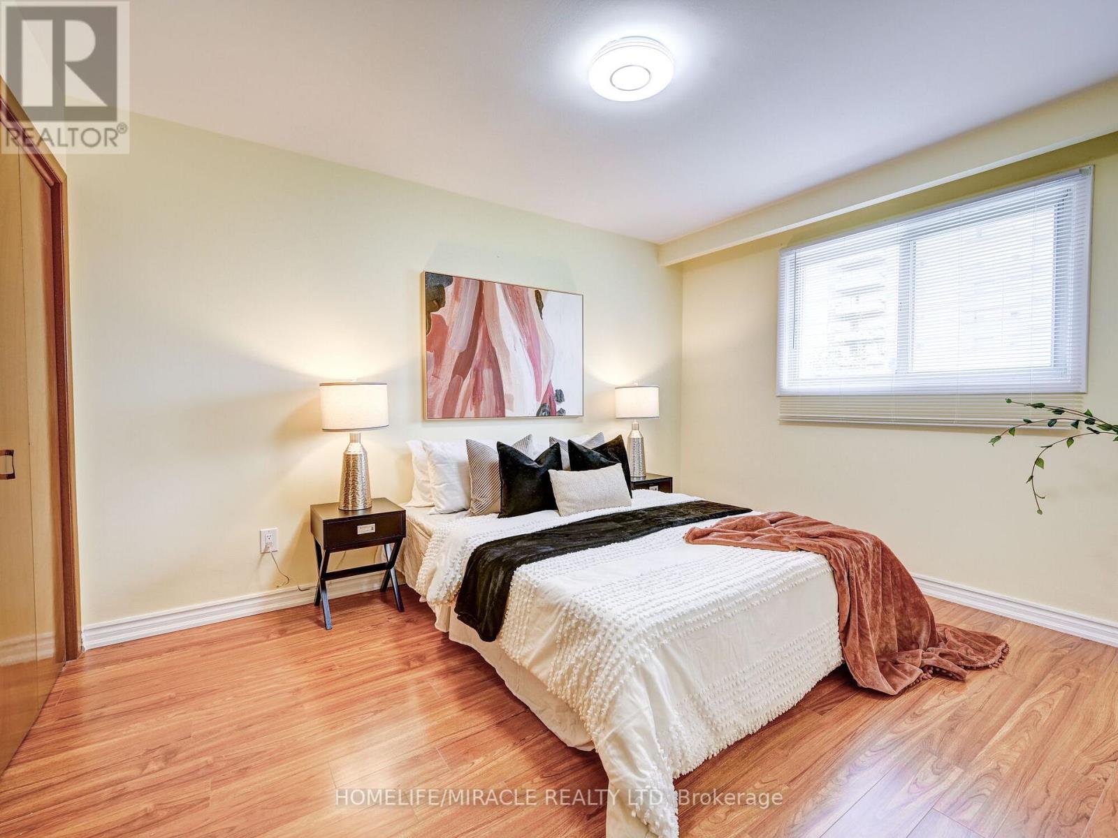 15 GRENADINE CRT