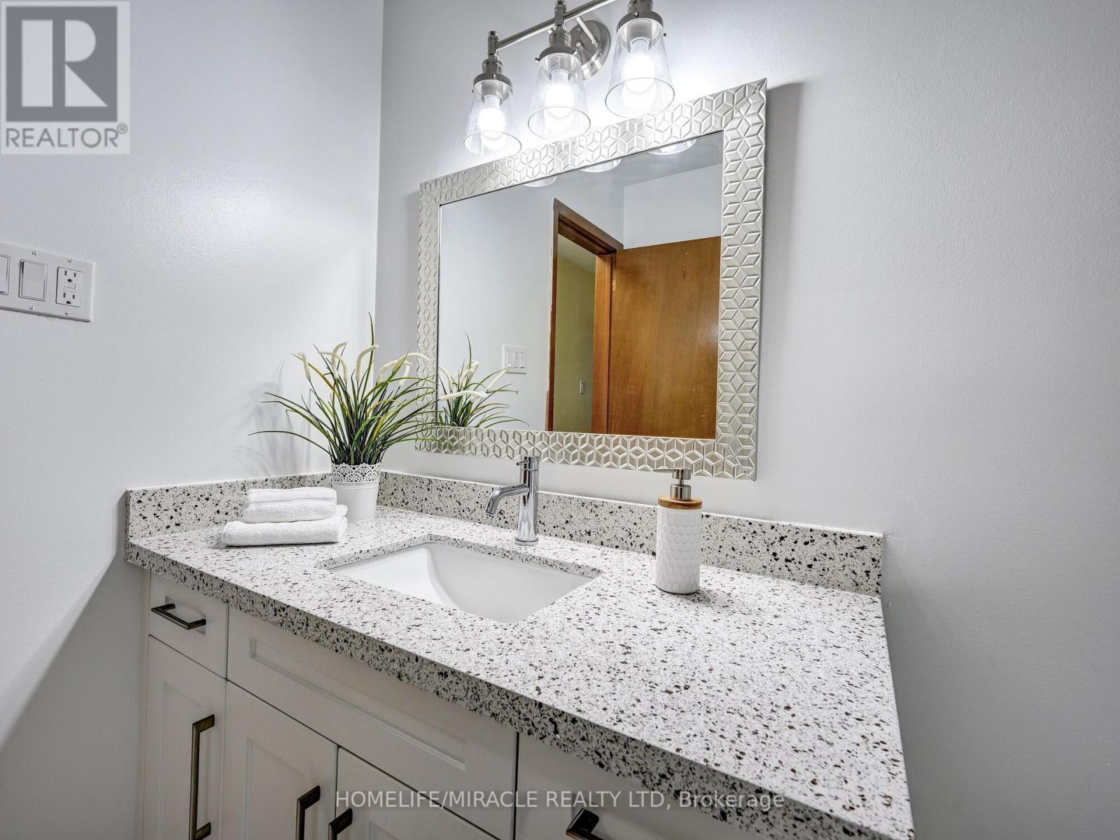 15 GRENADINE CRT