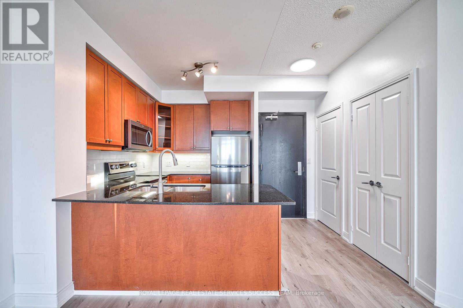 #910 -90 ABSOLUTE AVE, #910