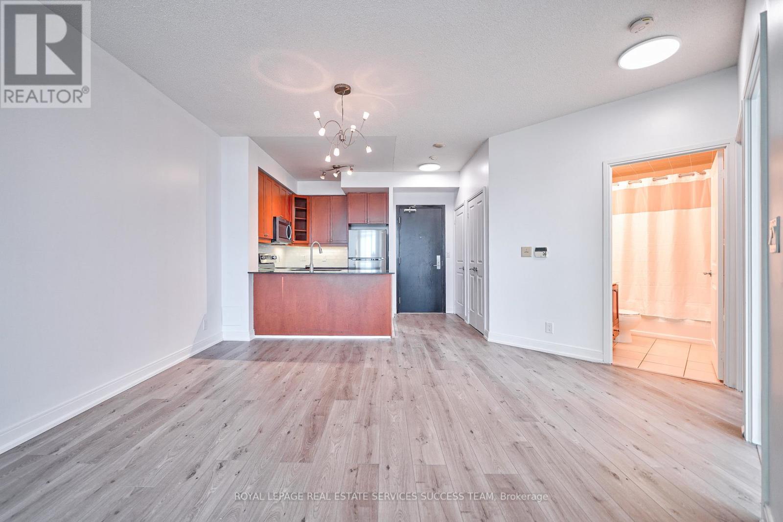 #910 -90 ABSOLUTE AVE, #910