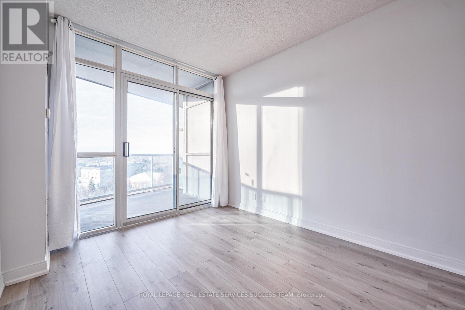 #910 -90 ABSOLUTE AVE, #910