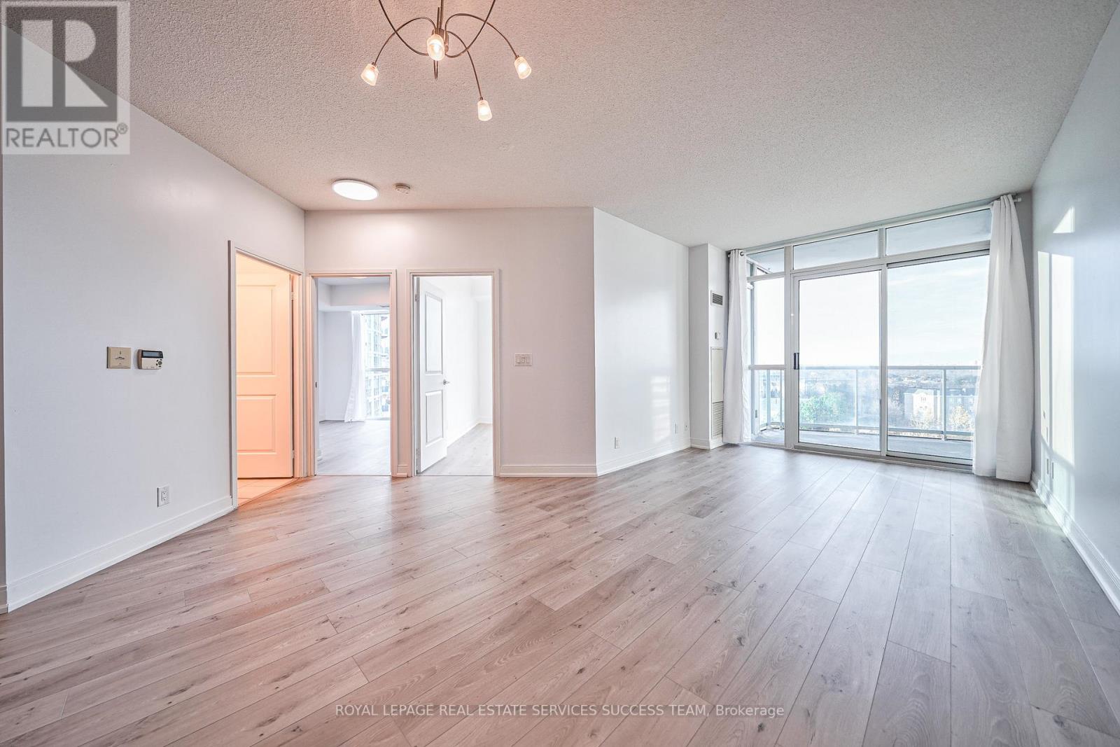 #910 -90 ABSOLUTE AVE, #910