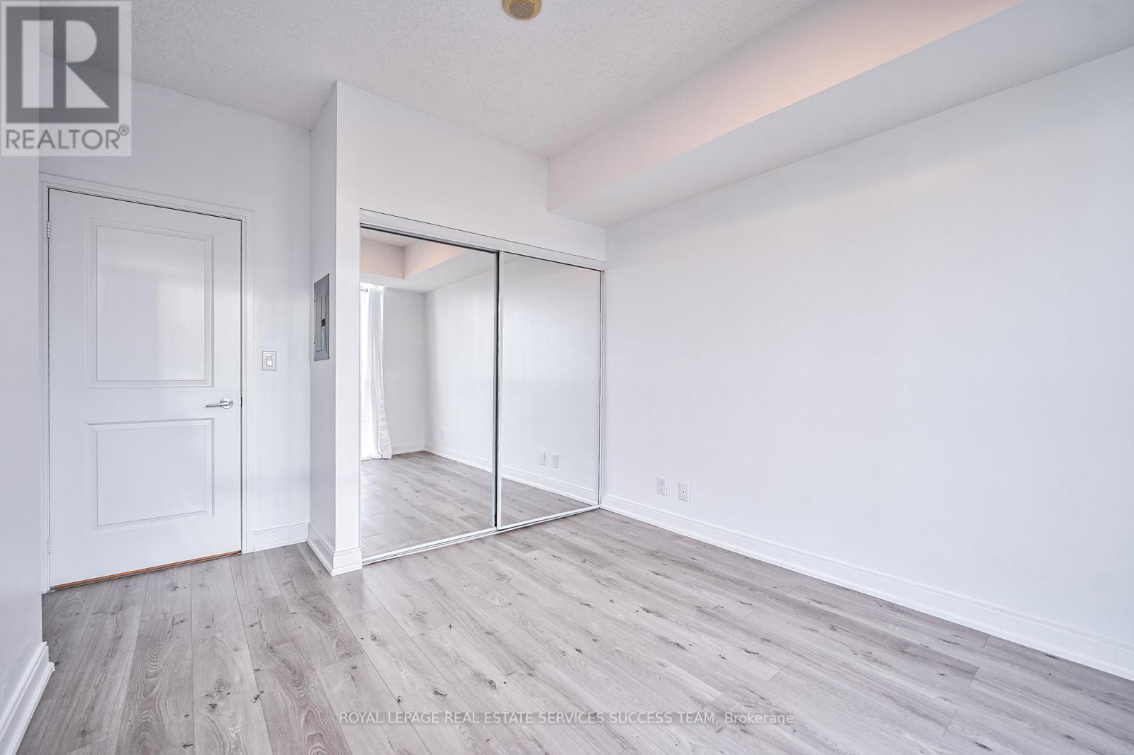 #910 -90 ABSOLUTE AVE, #910