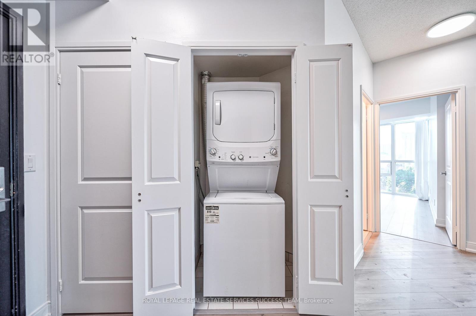 #910 -90 ABSOLUTE AVE, #910