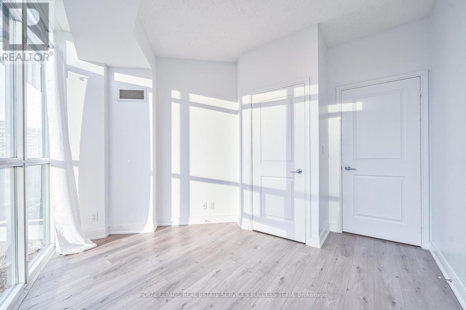 #910 -90 ABSOLUTE AVE, #910