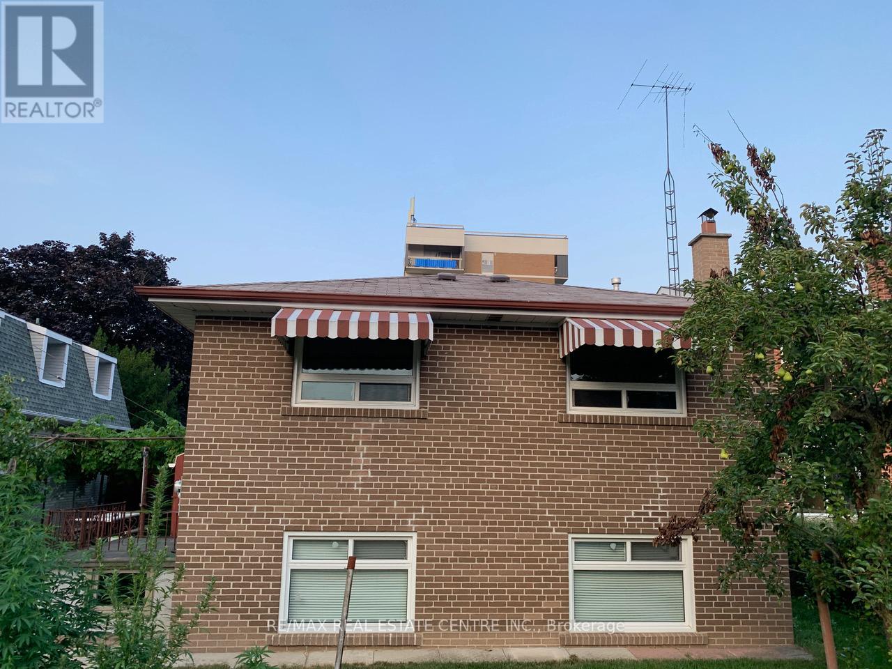 74 DERRYDOWN RD W