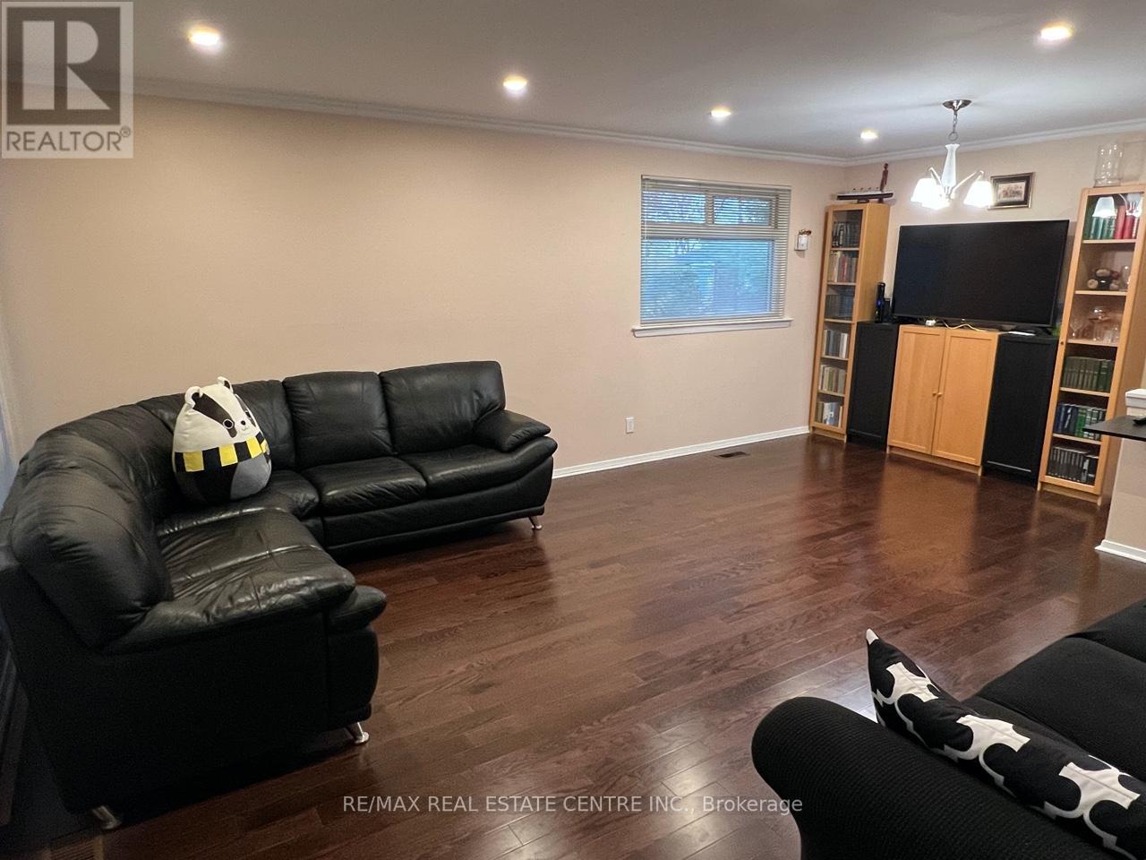 74 DERRYDOWN RD W