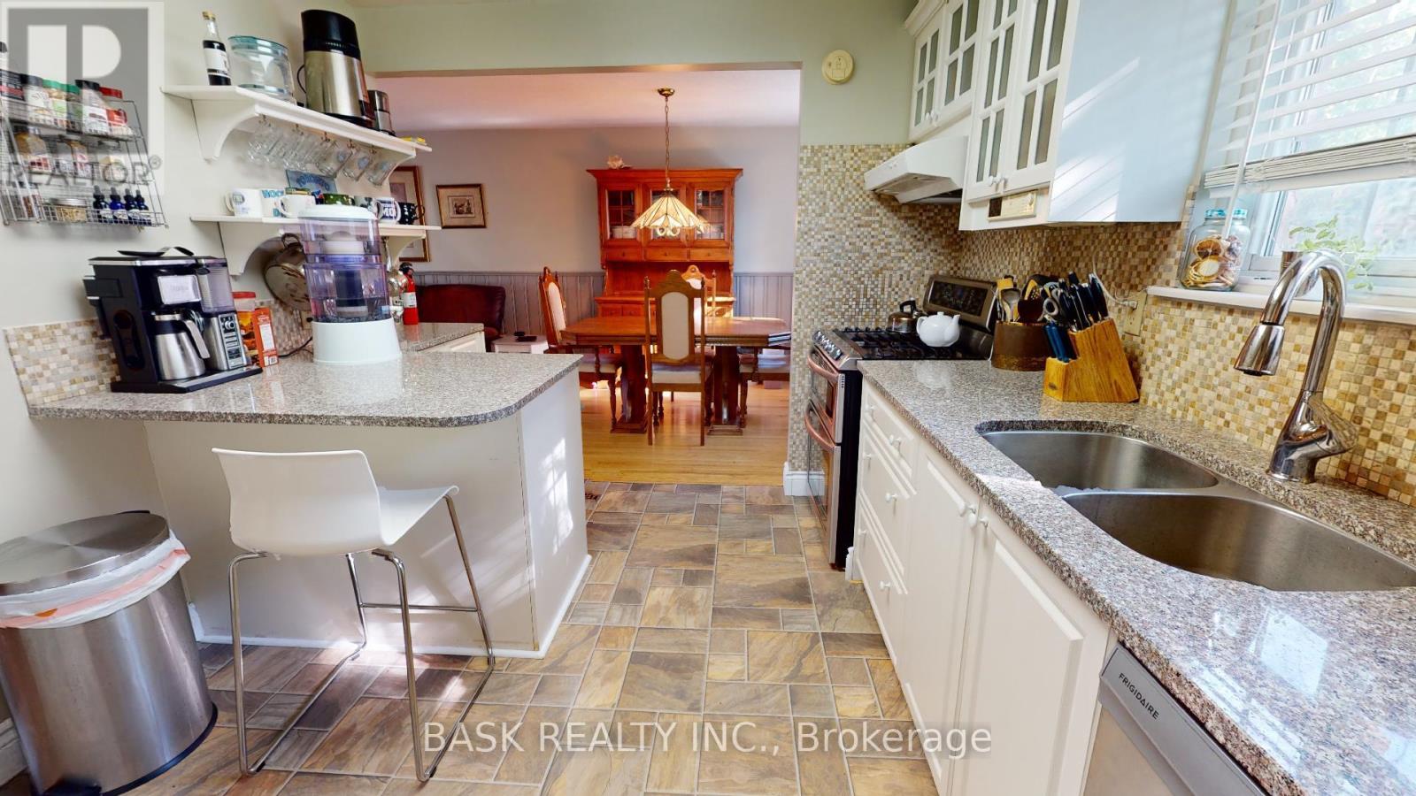 1 GENEVA CRES