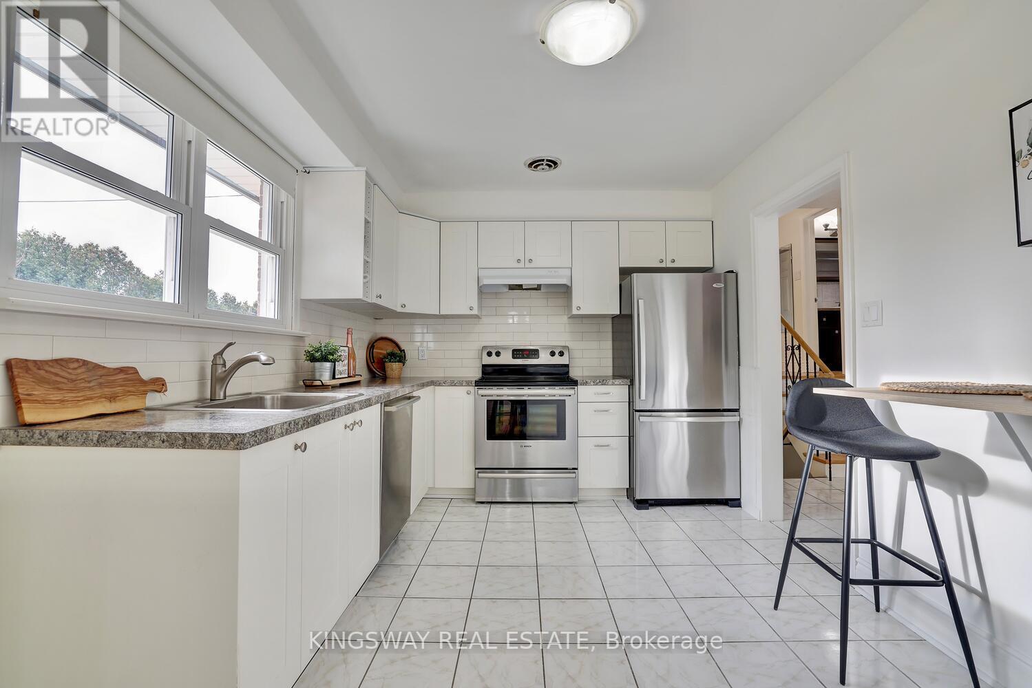 562 ARLINGTON BLVD