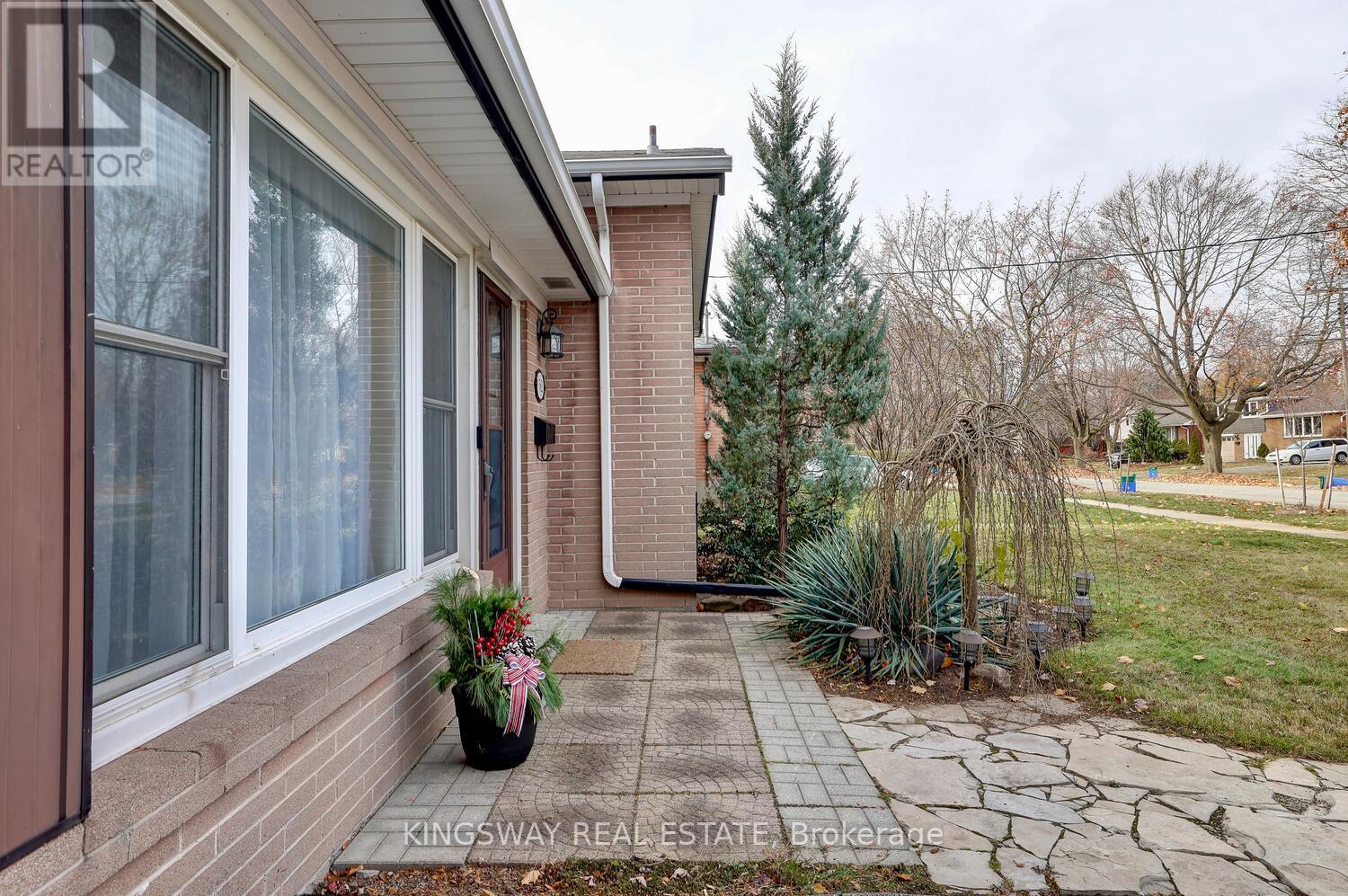 562 ARLINGTON BLVD