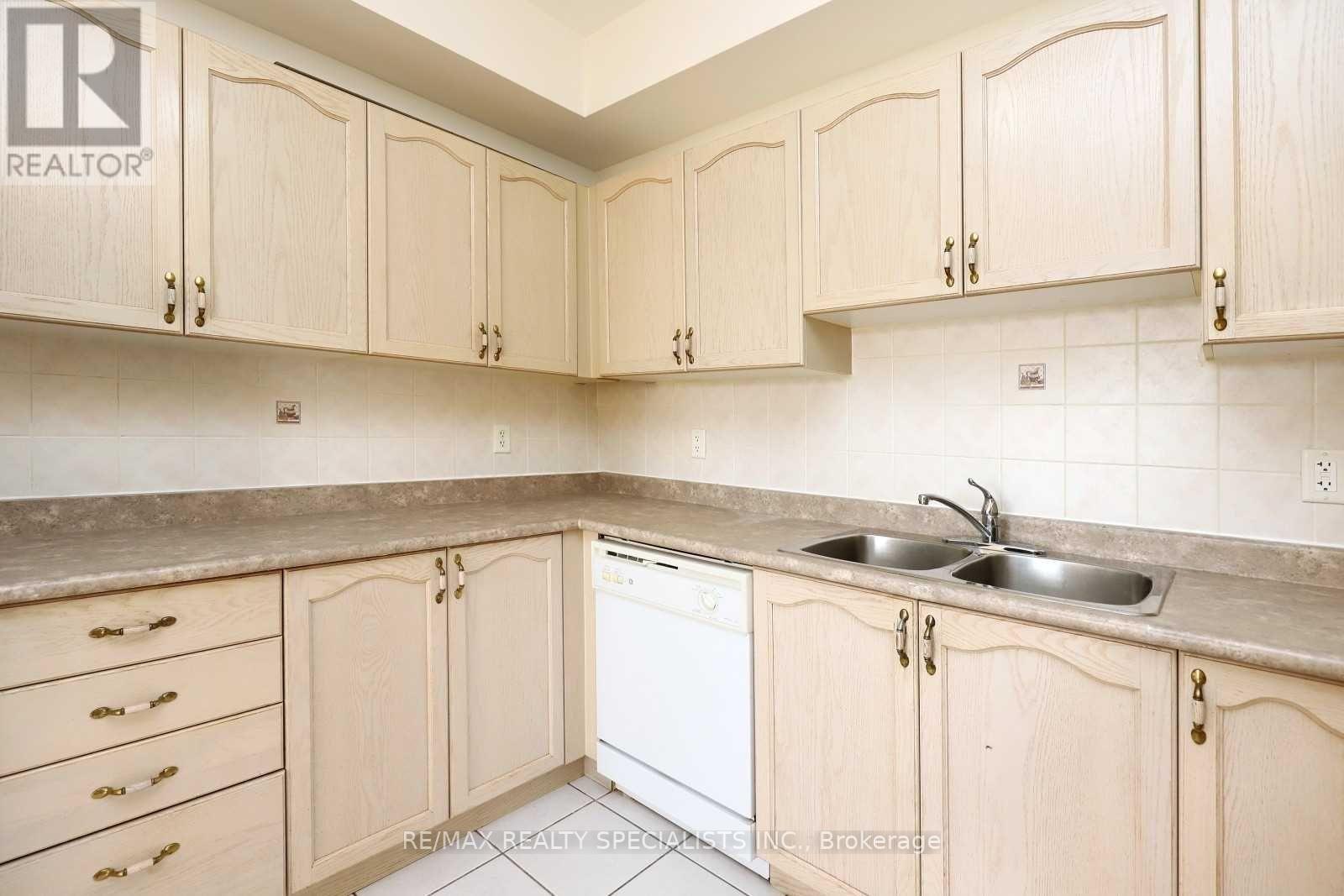 #205 -98 WILLIAM ST, #205