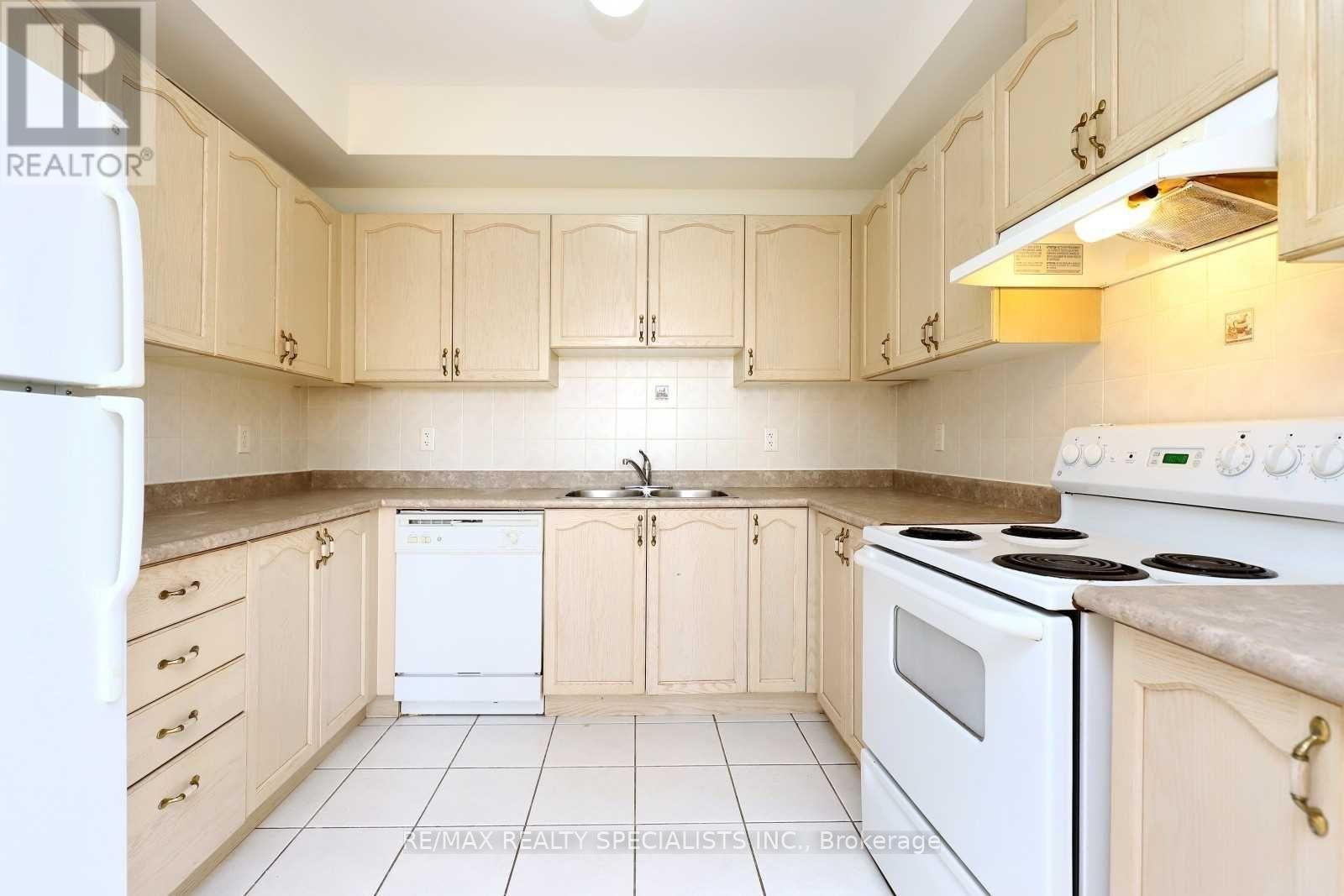 #205 -98 WILLIAM ST, #205