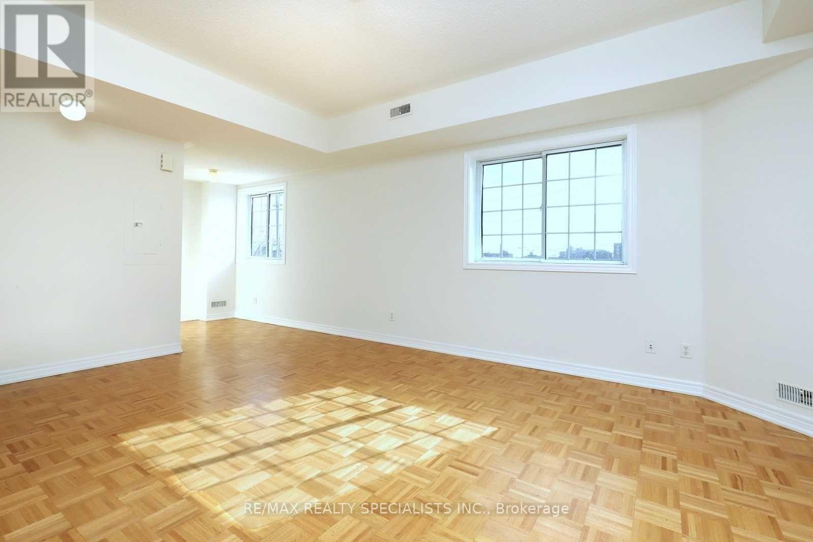 #205 -98 WILLIAM ST, #205