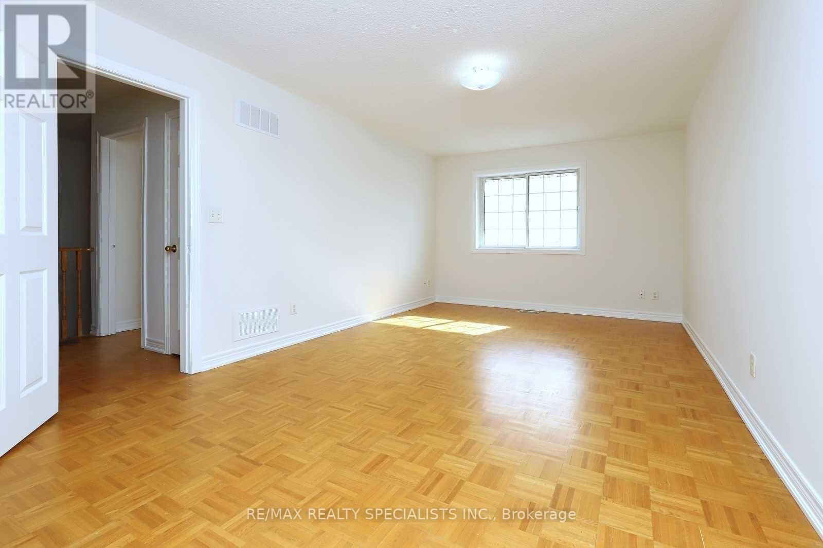 #205 -98 WILLIAM ST, #205